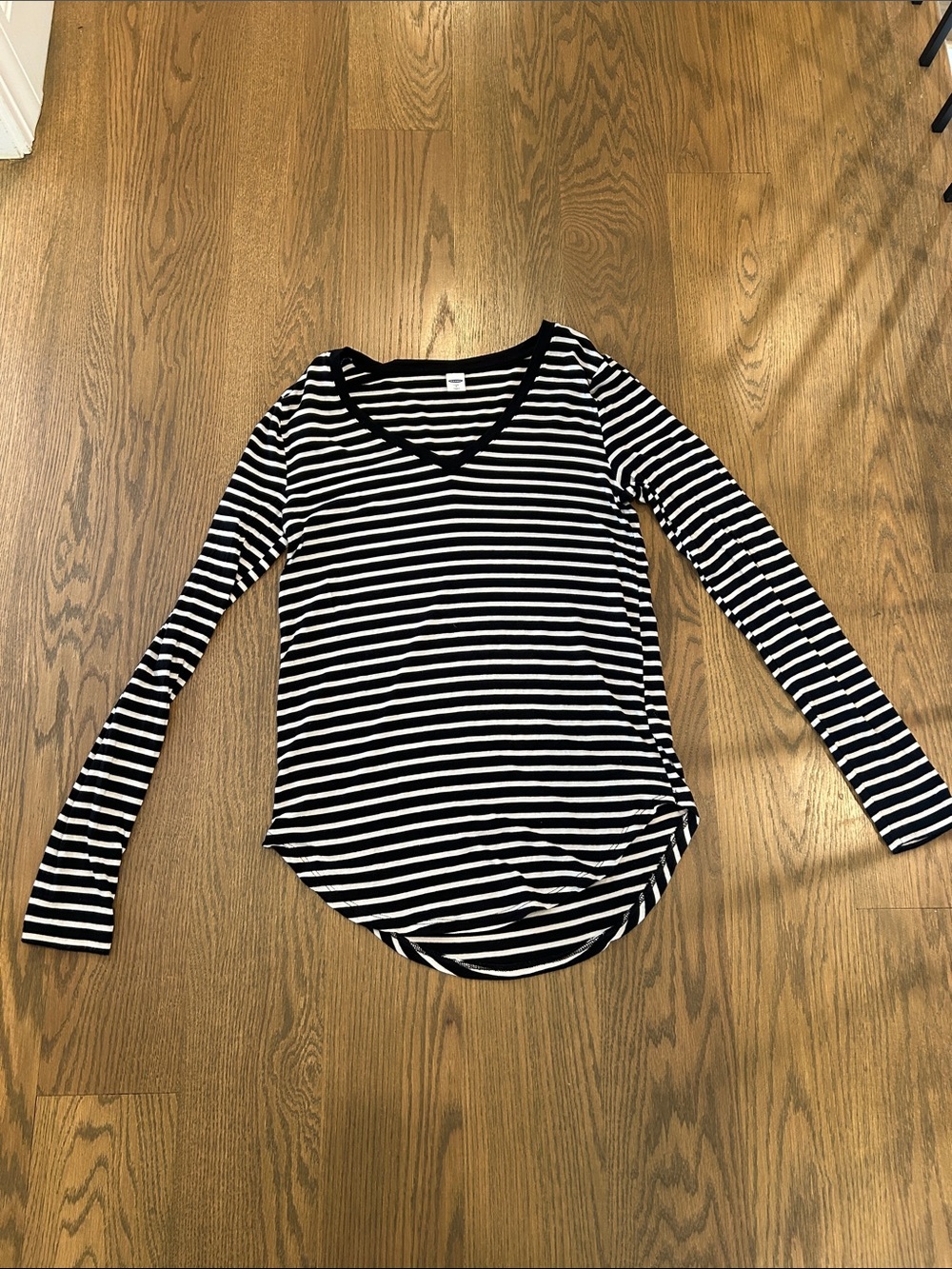 Old Navy luxe Black and White Striped V-Neck Long Sleeve Top